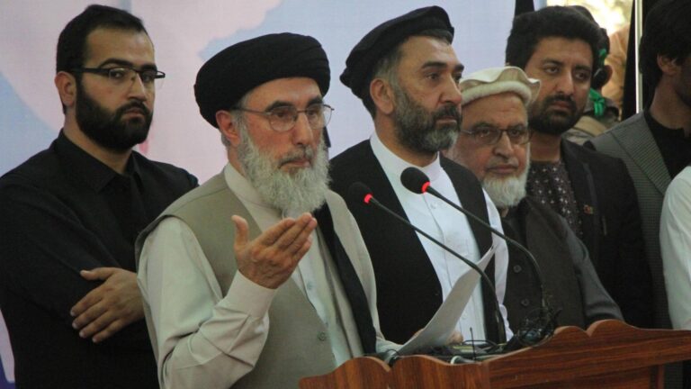 Advertencia de Hekmatyar a los talibanes: El poder debe transferirse mediante el voto del pueblo