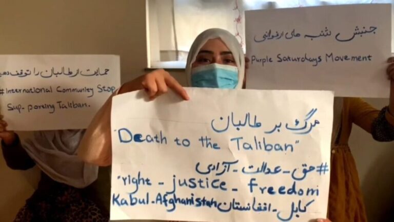 Mujeres manifestantes: Los talibanes consideran necesario asesinar a sus críticos