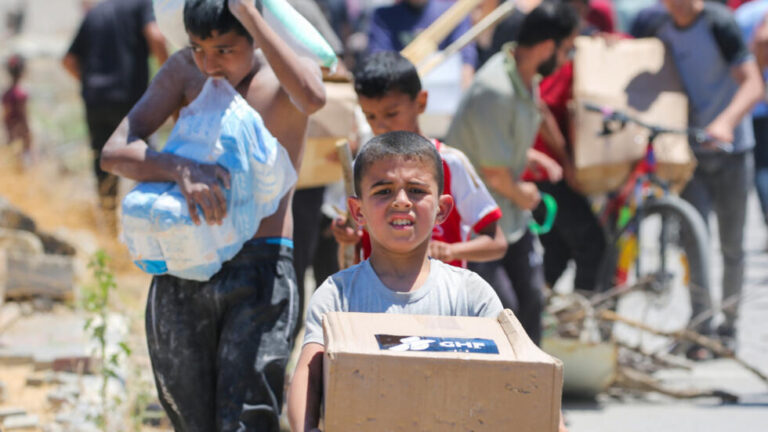 El ejército israelí declara las carreteras hacia los centros de distribución de alimentos en Gaza como “zonas de guerra”