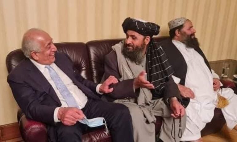 Llamado de Khalilzad a los talibanes: Cambien su actitud hacia las mujeres