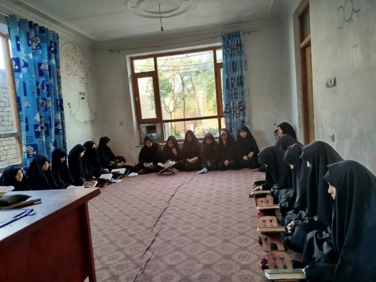 Prohibición de la educación de las niñas en las escuelas; las niñas se han volcado a las escuelas religiosas