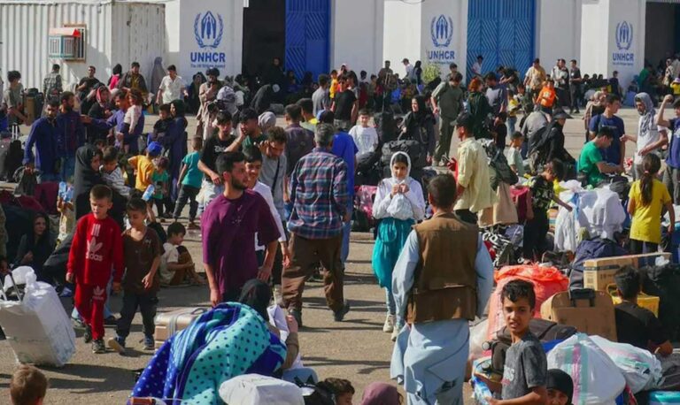 Mujeres y familias sin cabeza de hogar deportadas desde Irán se encuentran en situación crítica