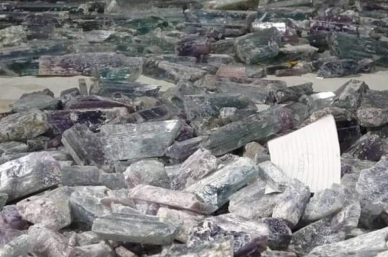 Los talibanes anuncian la venta de piedras preciosas de Nuristán por un valor de 150 millones de afganis