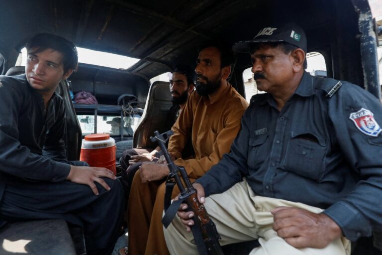 Orden del gobierno de Pakistán a la policía: se debe evitar la detención de migrantes afganos con tarjeta de residencia