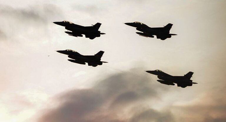 Patrullaje de aviones pakistaníes en el cielo de Khost