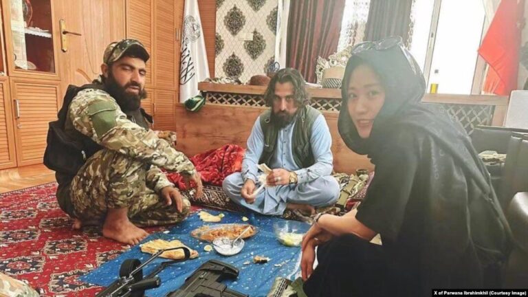 La política de doble rasero de los talibanes: las mujeres turistas extranjeras tienen más libertad que las mujeres afganas