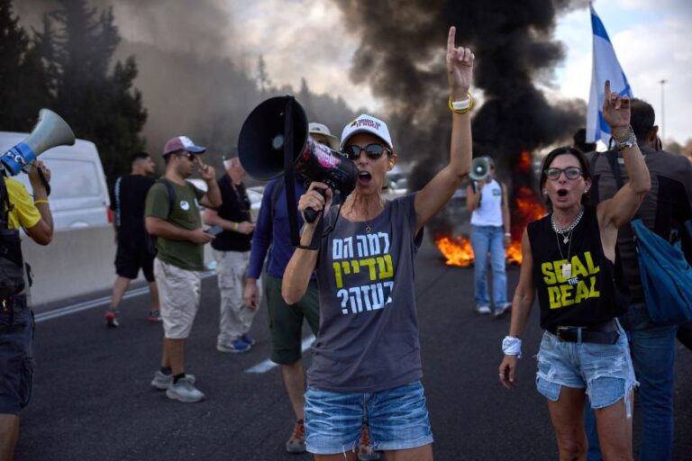 Miles de israelíes protestan en apoyo a las familias de los rehenes y para exigir el fin de la guerra en Gaza