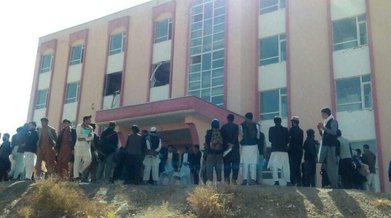 Los talibanes en Ghazni exigen a profesores y estudiantes usar turbante y dejarse la barba