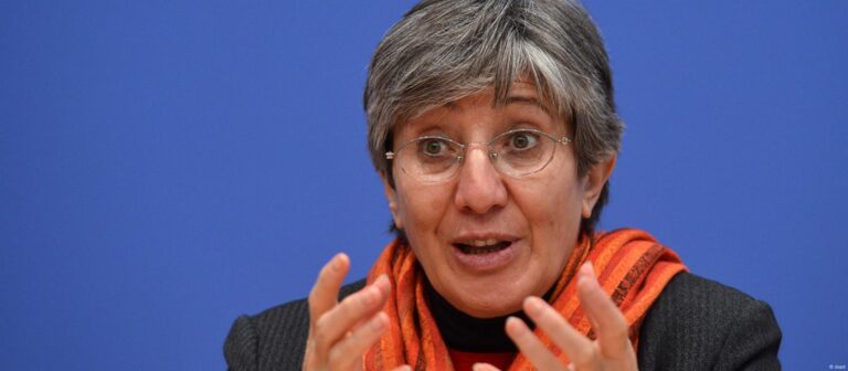 Sima Samar: Las mujeres y niñas deben continuar resistiendo contra los talibanes