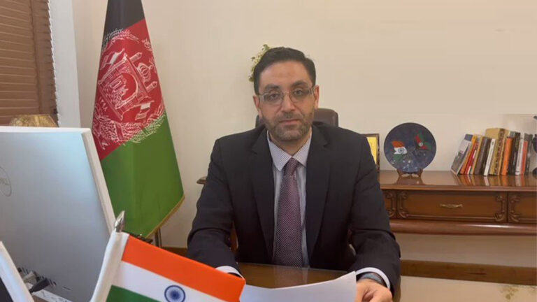 El último embajador del gobierno anterior de Afganistán regresa a Kabul