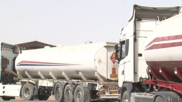 Talibanes: el mes pasado se devolvieron 166 camiones cisterna de combustible de baja calidad desde las aduanas del país