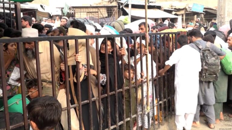 La policía de Pakistán inicia una nueva ola de detenciones de migrantes afganos