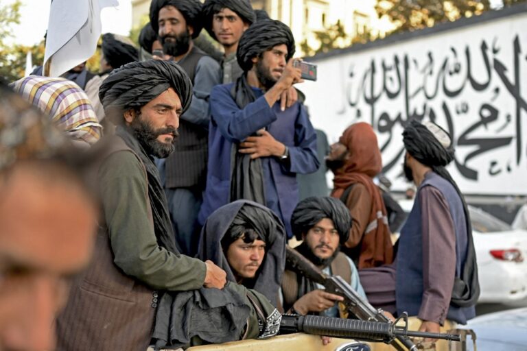 Los talibanes respaldan plan del Partido Reformista británico para deportar a afganos